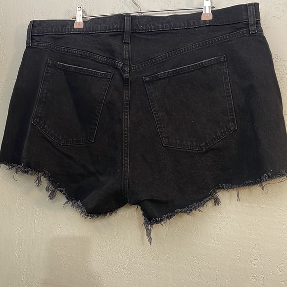 NWT ABERCROMBIE AND FITCH The Mom Short High Rise Womens Black Distress Cut Off - Picture 9 of 10